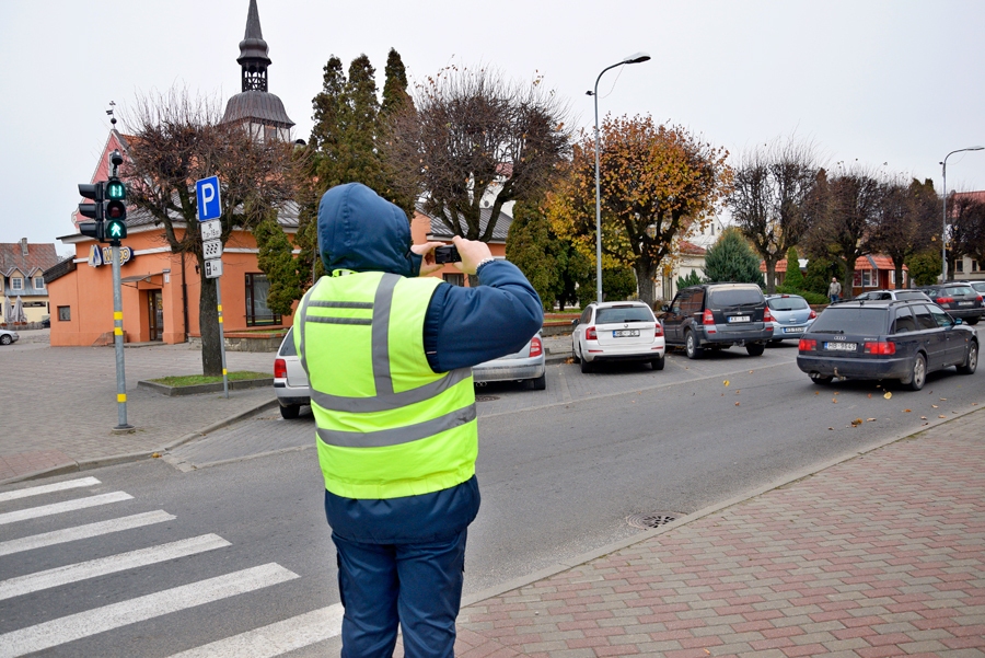Bauskas sabiedriskās kārtības nodaļas darbinieka viens no pienākumiem ir kontrolēt transportlīdzekļu stāvēšanas noteikumu ievērošanu.
Autors: Ivars Bogdanovs