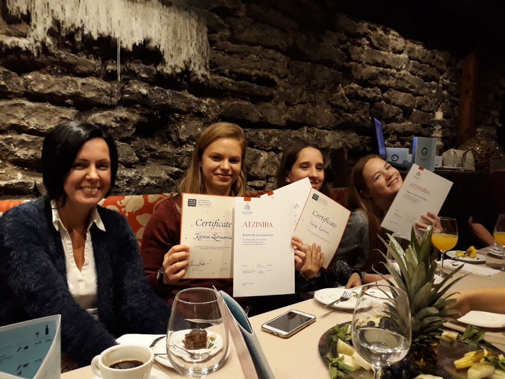 Vecumnieku pārstāves Katrīna Lavrinoviča (otrā no kreisās), Unda Rušmane, Aiga Andra Dručka saņēmušas «EKSPERIMENTA 2017» sertifikātus un LNKC atzinības rakstus.
Autors: no skolas albuma