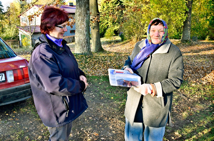 Pastniece Elga Vilmane atvedusi laikraksta «Bauskas Dzīve» jaunāko numuru uz Mežotnes pagasta «Kraujām» Alvīrai Zaķei.
Autors: Ivars Bogdanovs