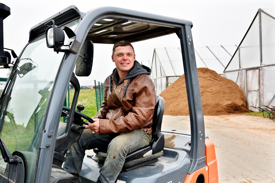 Egils Druviņš saimniecībā «Liepziedi» pats ikdienā strādā ar darbiniekiem, lai uzturētu kvalitāti un motivāciju.
Autors: Ivars Bogdanovs