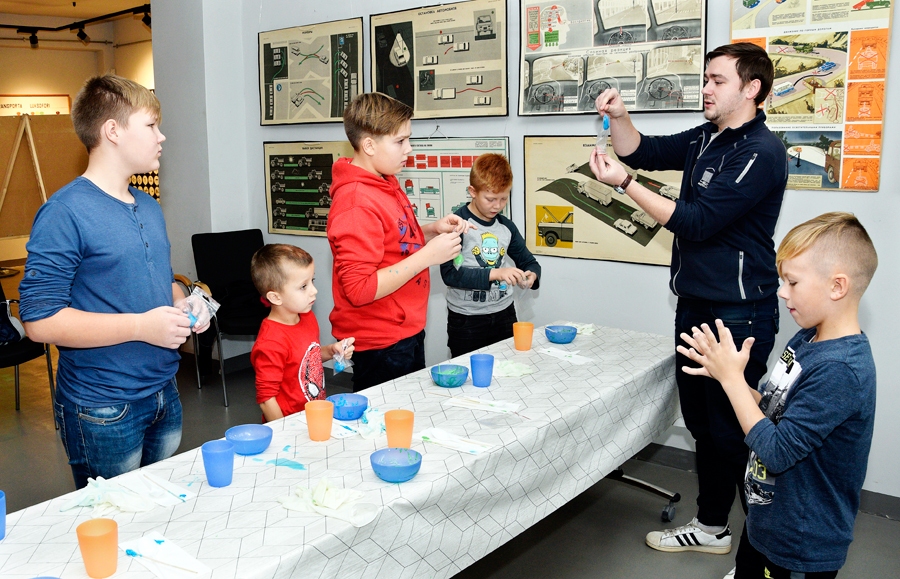 Bauskas sākumskolas audzēkņi ieinteresēti iesaistās tehniski radošajā nodarbībā «Atlēcošā bumbiņa», kas organizēta Bauskas motormuzejā.
Autors: Ivars Bogdanovs