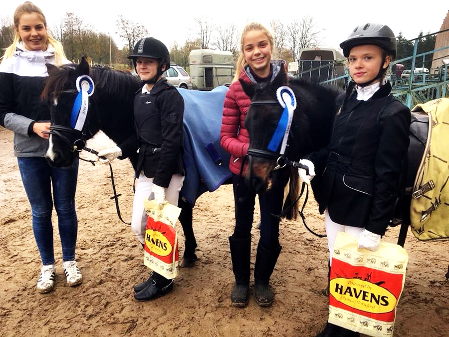 Evelīna Ģeidāne ar Jotu (pie ponijiem no kreisās) un Nikola Marčenkova ar Džoniju.
Autors: no «Mēmeles JSK» albuma