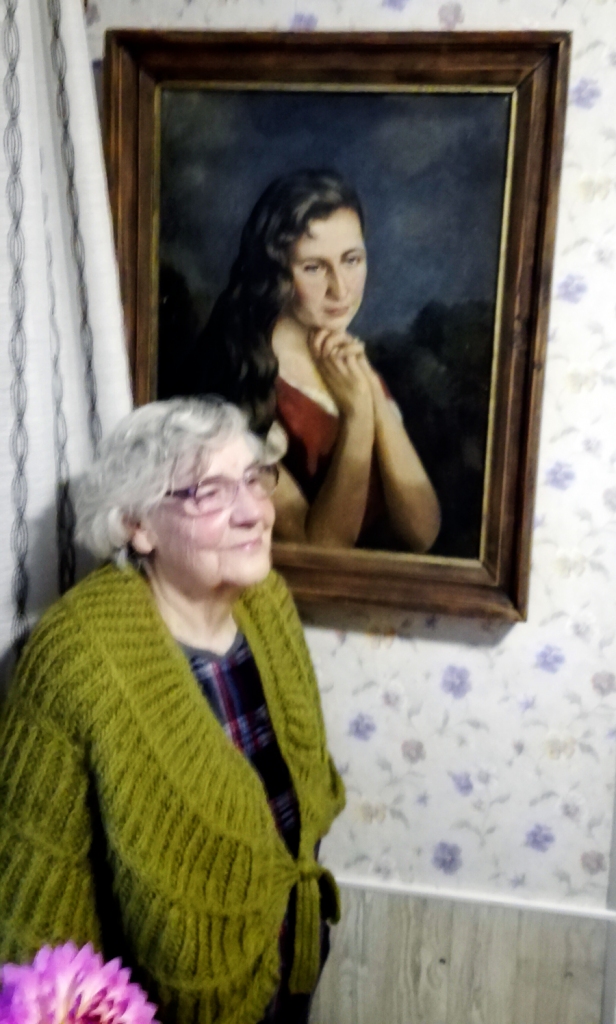 Lija Kārkliņa. Fonā – B. Rozena gleznotais Metas Kerēvicas  portrets. Viņa bija mūziķes Ievas Kerēvicas vectēva māsa.
Autors: no projekta materiāliem un Jelgavas Ģ. Eliasa mākslas muzeja krājuma