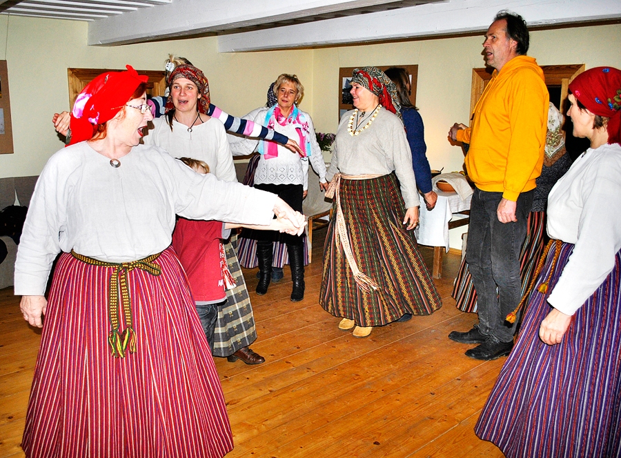 Rotaļas veļu laikā mēdz būt jautras.
Autors: Vilnis Auzāns