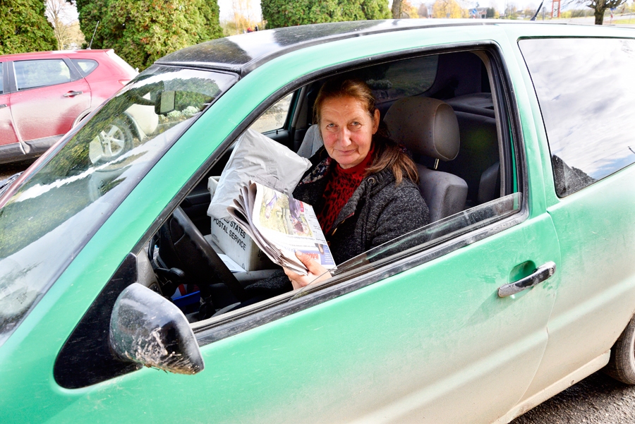 Sarmīte Toronija, pastniece, atzīst, ka 26 gadus vadāt pasta sūtījumus ar zirgu bijis daudz lētāk nekā tagad pārvietoties pa bedrainajiem grantsceļiem ar auto.
Autors: Ivars Bogdanovs
