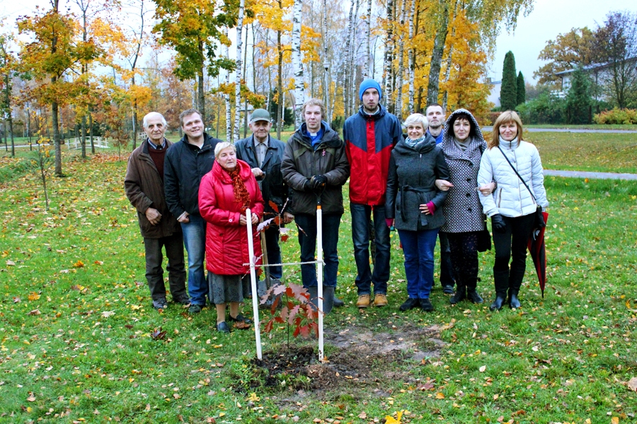 Ozolu par godu reformācijas gadadienai stādīja mācītājs Roberts Otomers un Vecumnieku luterāņu draudzes dalībnieki.
Autors: no pašvaldības albuma