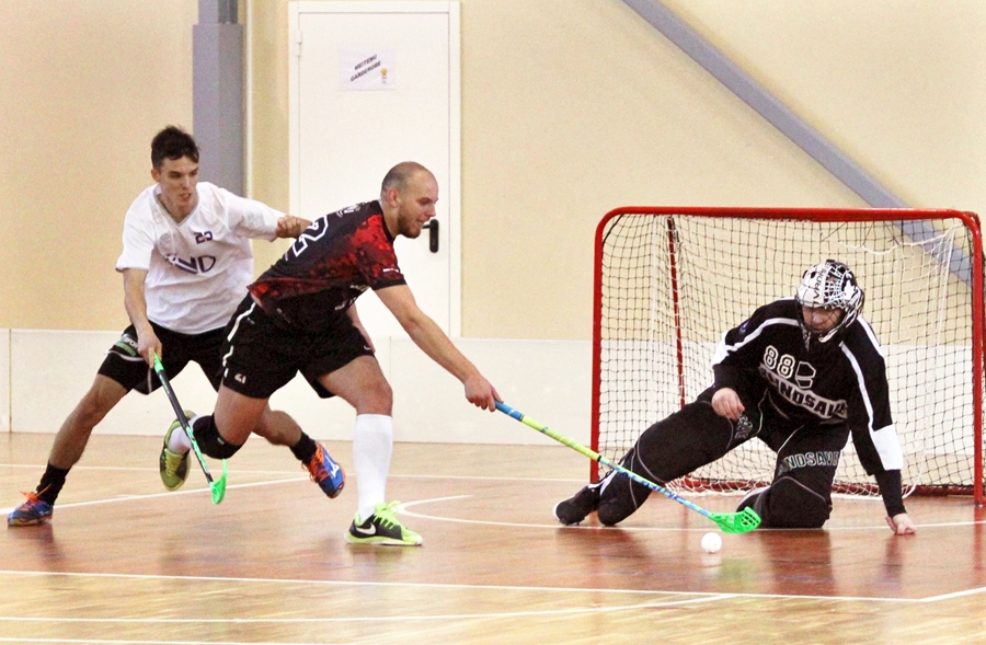 Emīls Dzenis (ar bumbiņu) – viens no komandas līderiem – spēlē pret «NND» izcēlās ar 2+1 rezultativitātes punktiem.
Autors: Andis Beķeris