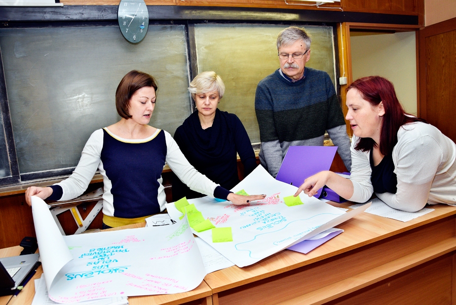 Vecumnieku vidusskolas skolotāji Sanita Roga (no kreisās), Ingrīda Tamane, direktors Aivars Ķiņķevskis un Iveta Evarte kompetenču izglītības kursos apgūto pārrunā ar kolēģiem.
Autors: Ivars Bogdanovs
