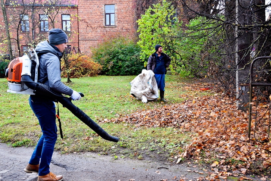 SIA «Vides serviss» kritušo lapu vākšanai šogad izmanto arī gaisa pūtējus.
Autors: Ivars Bogdanovs
