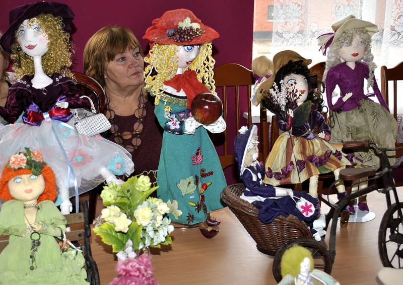 Skaistkalniete Laima Indriķe ar lellēm, kuras uz Biržiem atceļojušas no Skaistkalnes.
Autors: Vilnis Auzāns