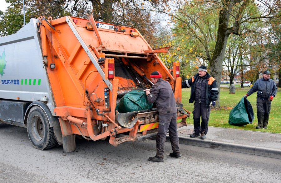 SIA «Vides serviss» kritušo lapu vākšanai izmantos arī atkritumu savākšanas automašīnu-presi, kas vienā reizē var savākt lielāku daudzumu lapu, jo tās tiek saspiestas.
Autors: Ivars Bogdanovs