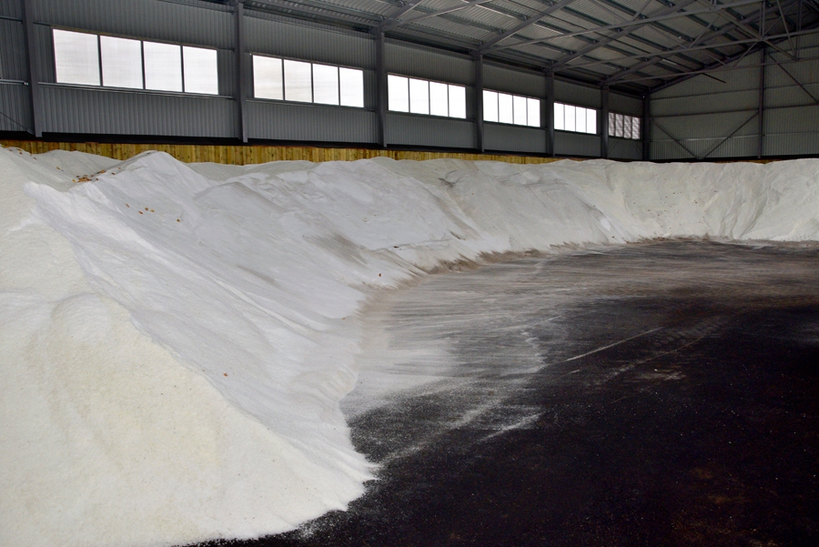 Valsts akciju sabiedrības «Latvijas Autoceļu uzturētājs» Bauskas nodaļā izbūvētajā jaunajā angārā glabājas ziemas uzturēšanai nepieciešamie materiāli.
Autors: Ivars Bogdanovs