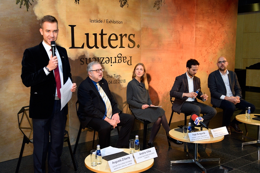 Augusts Zilberts (no kreisās), LNB sabiedrisko attiecību vadītājs, atklāj preses konferenci. Tajā piedalās LNB direktors Andris Vilks (otrais no kreisās), Inga Surgunte, Reinis Suhanovs un Gustavs Strenga.
Autors: Ivars Bogdanovs