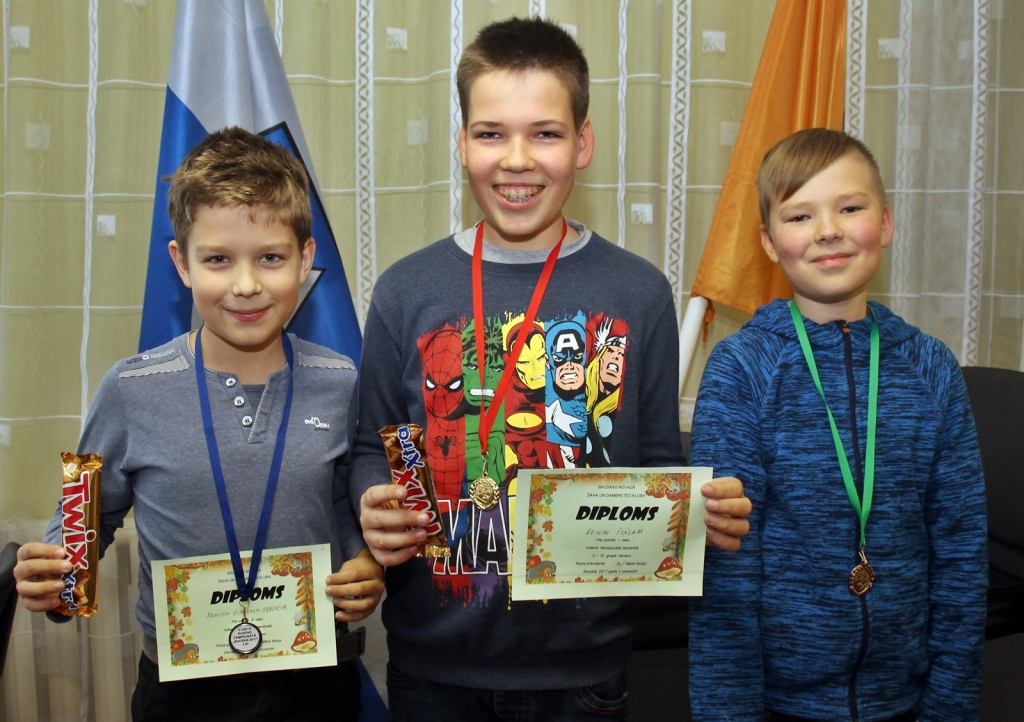 Denijs Vilhelms Krauklis (no kreisās), Reinis Štāls un Everts Rūdolfs Lepsis pašlaik ir spēcīgākie no Bauskas novada jaunajiem dambretistiem.
Autors: Uldis Varnevičs