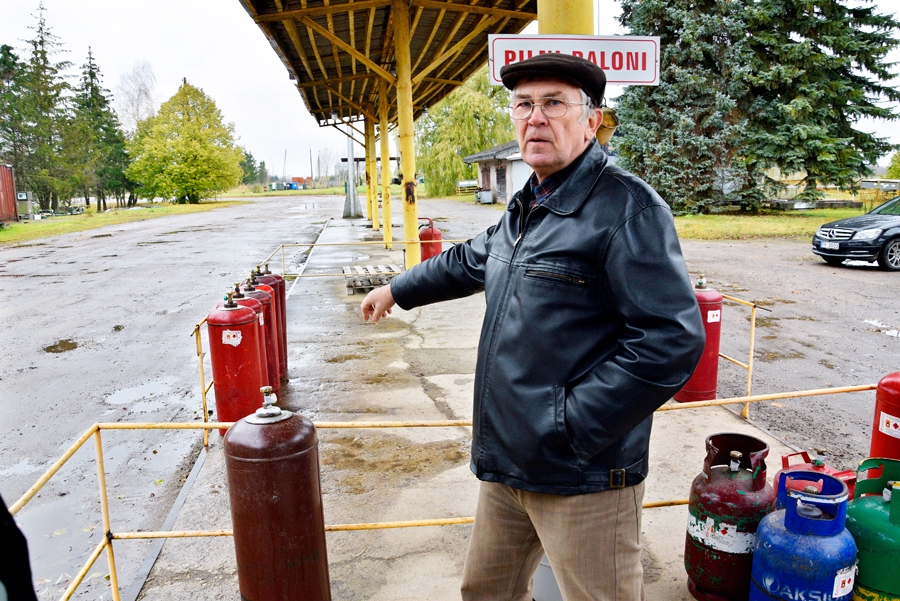 Vilis Zibols, SIA «Aksioma» valdes loceklis, aicina patērētājus izvērtēt pirkumu: «Sašķidrinātās gāzes baloniem cenas Lietuvā un Latvijā var nedaudz atšķirties. Tomēr pircējiem ir jāpadomā, vai ļoti lēta prece var būt laba.»
Autors: Ivars Bogdanovs
