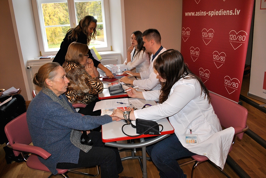 Asinsspiediena un sirds ritma mērījumus, kā arī bezmaksas konsultācijas izmantoja visi sanākušie.
Autors: Antra Ērgle