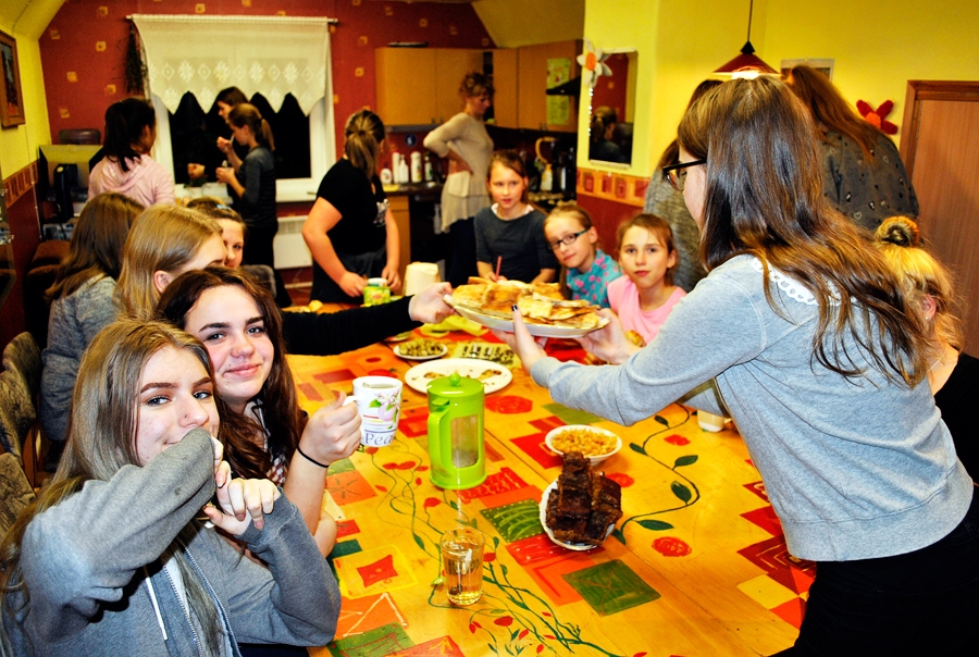 Mājturības klasē Dzimtmisas Ekonakts dalībnieki ieturējās ar pašu ceptiem pīrāgiem, veselīgu ievārījuma kēksu, tēju un kaltētām cidonijām.
Autors: Antra Ērgle