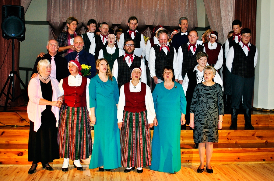 Kopdziesma apvienoja Stelpes amatieru māksliniekus un Bārbeles skatītājus.
Autors: Antra Ērgle