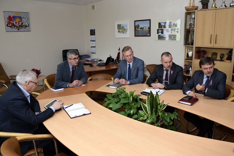 Bauskas sadarbības teritorijas CA komisiju vadīs Bauskas novada domes priekšsēdētājs Raitis Ābelnieks (otrais no kreisās). Tajā darbosies arī Rundāles novada domes priekšsēdētājs Aivars Okmanis (no kreisās), Iecavas novada domes priekšsēdētājs Aivars Mačeks, Valsts policijas Bauskas iecirkņa priekšnieks Ainars Stankevics un Vecumnieku novada domes priekšsēdētājs Guntis Kalniņš.
Autors: Ivars Bogdanovs