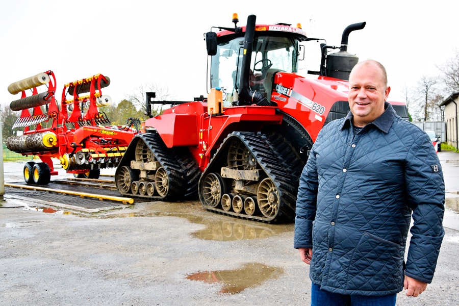 Arnis Vējš pats prot braukt ar visiem smalkajiem agregātiem, taču uzkabināmo rīku darbināšanai esot vajadzīgi speciāli apmācīti traktoristi un mehāniķi.
Autors: Ivars Bogdanovs