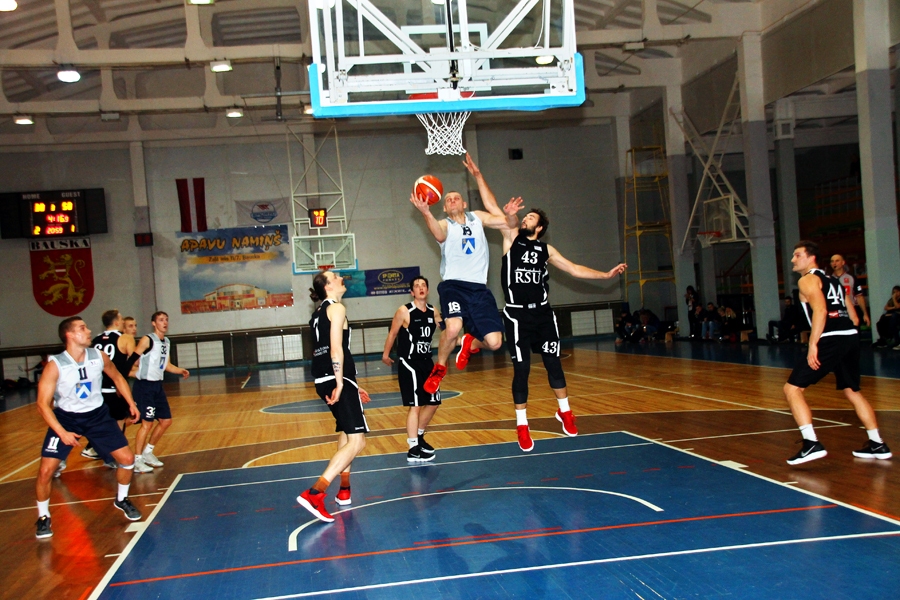 Bauskas komandas līderi Ivaru Zemīti (18. numurs) «RSU» basketbolisti prasmīgi neitralizēja.
Autors: Uldis Varnevičs