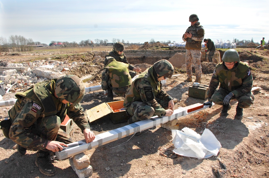Zemessargu pienākums ir veikt dažādus inženiertehniskos darbus, tostarp ēku nojaukšanu, tās saspridzinot.
Autors: no «Bauskas Dzīves» arhīva