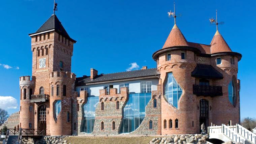 Neselbekas viesnīca simboliski apvieno pilsētas pagātni un tagadni.
Autors: no hrs.com