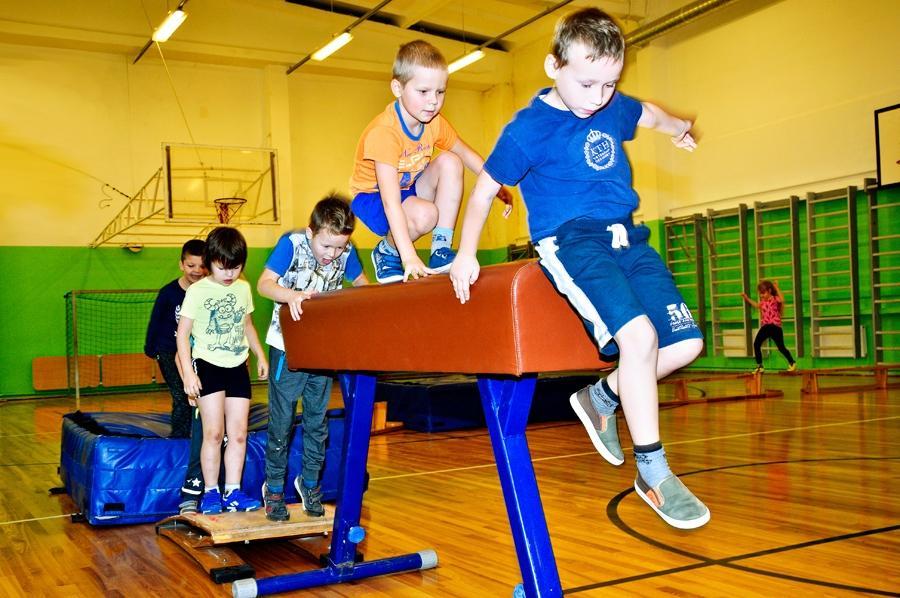 «Lāčplēša kausa» šķēršļu joslā bērni pārbaudīja veiklību un līdzsvaru.
Autors: Ivars Bogdanovs