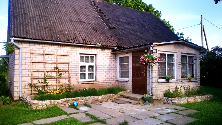 Mājas apdzīvošana tika sākta ar apkārtnes sakopšanu un apzaļumošanu.
Autors: no ģimenes arhīva