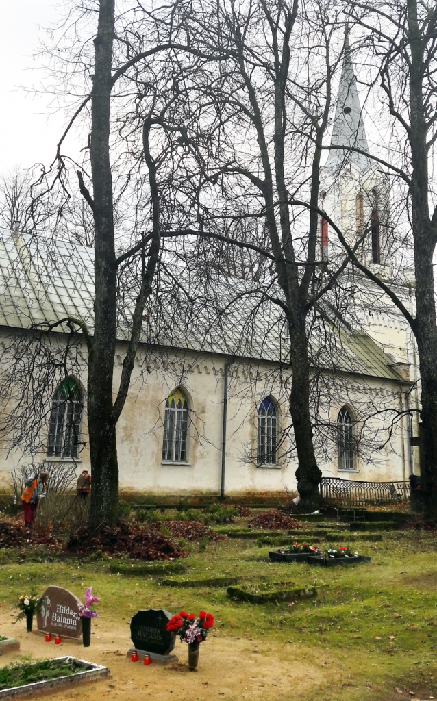 Talkā bārbelieši apkopa kapu kopiņas un apstādījumus.
Autors: no bibliotēkas albuma.