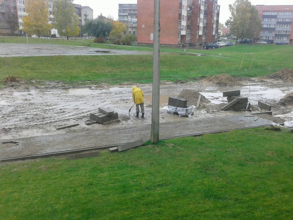 Rit būvniecība Salātu un Vītolu ielu namu iekšpagalma sakārtošanā.
Autors: Aculiecinieka foto