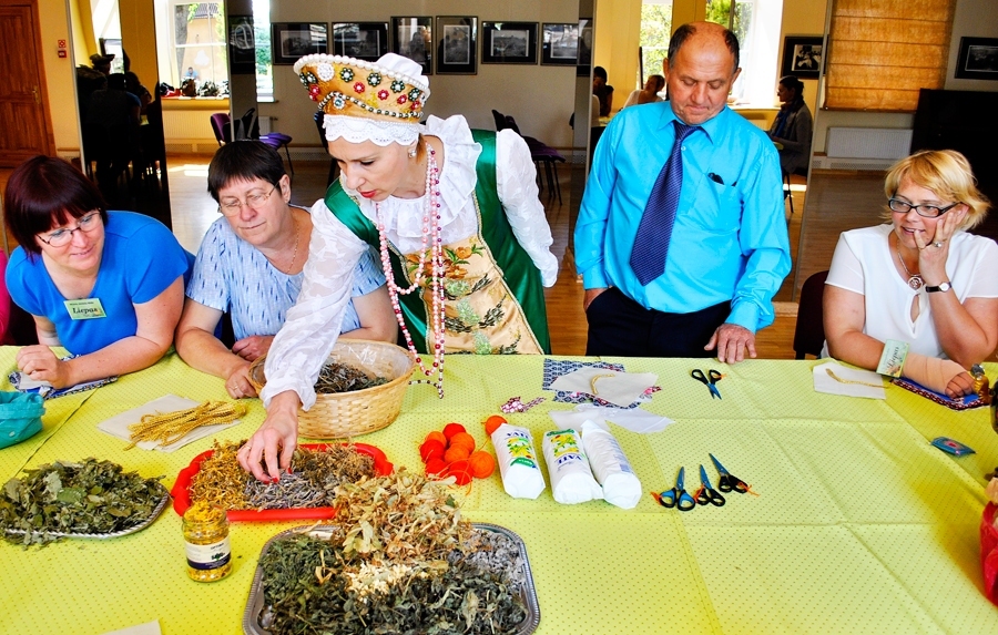 Biedrības «Liepas» sarīkojumā augustā grupas «Slavjanočki» dalībniece Ludmila Čerņavska (centrā) ierāda iecavniecēm Beātai Bundulei (no labās), Agitai Haukai un Inetai Maļinovskai, kādas tējas liekamas aizsardzības lellītēs.
Autors: no «Bauskas Dzīves» arhīva