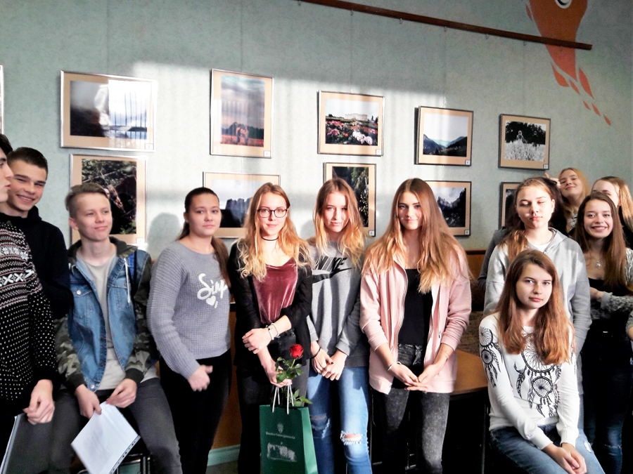 Elīza Stella Štraumane (vidū ar ziedu) savā pirmajā izstādē kopā ar tās vērtētājiem.
Autors: D. Šķirpo