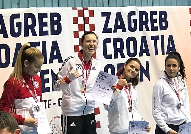 Jolanta Tarvida (otrā no kreisās) un māsa Inese Tarvida (trešā no kreisās) pirmo reizi pieaugušo sacensībās kāpa uz viena goda pjedestāla.
Autors: zagreb.open