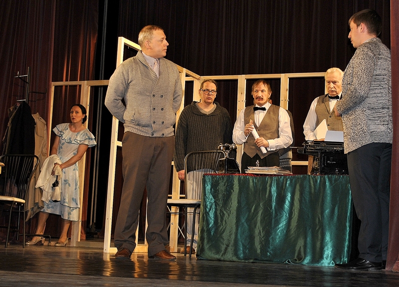 Laikraksta «Atbalss» redakcijas kolektīvs – pelēks un neizteiksmīgs. Priekšplānā šefredaktors Irbēns (no kreisās) un viņa dēls Ilmārs.
Autors: Vilnis Auzāns