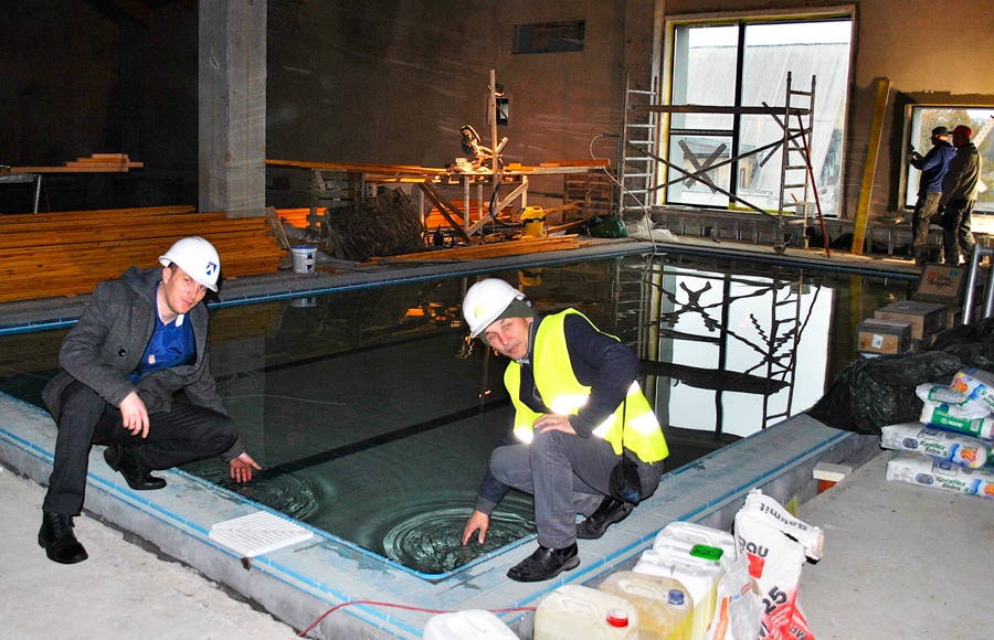 Būvdarbu vadītājs Rūdolfs Ahmanovs (no labās) aicina pašvaldības speciālistu Mārtiņu Vilciņu droši pārbaudīt ūdeni mazajā baseinā.
Autors: Vilnis Auzāns