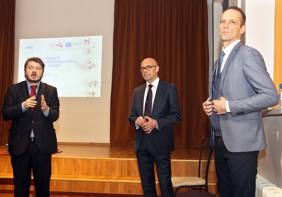 Par deinstitucionalizācijas plānā mūspuses novados veicamo pastāstīja Ģirts Lapiņš (no kreisās), Juris Osis un Reinis Freimanis.
Autors: Uldis Varnevičs