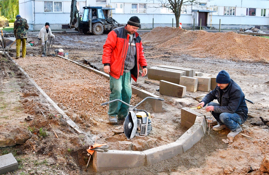 Gājēju celiņa izbūve Salātu un Vītolu namu iekšpagalmos pamazām tuvojas noslēgumam.
Autors: Ivars Bogdanovs