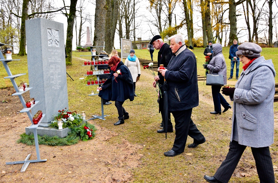 Vairāki iecavnieki Lāčplēša dienā Brīvības cīņās kritušos pieminēja, noliekot svecītes pie jaunatklātās piemiņas plāksnes parkā.
Autors: Ivars Bogdanovs