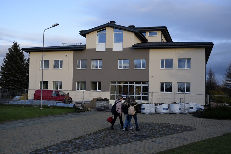 Bauskas mūzikas skolā veikts apjomīgs remonts. Ēka ieguvusi jaunu vizuālo veidolu. Latviešu un lietuviešu jauno mākslinieku koncerts notiks mūzikas skolas zālē, kur vēl viss ir pa vecam.
Autors: IVARS BOGDANOVS