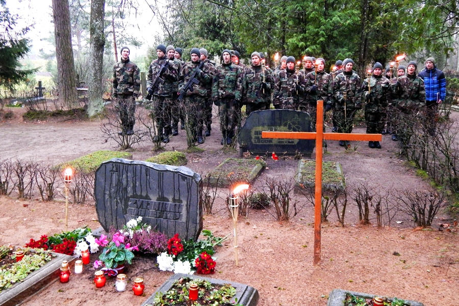 Jaunsargi pie Lāčplēša Kara ordeņa kavaliera Augusta Zvejnieka ģimenes kapa.
Autors: no albuma