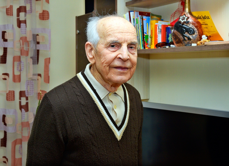 Ernests Rudzroga priecājas par Viestura ordeņa saņemšanu, bet tomēr ir sarūgtināts, ka šos ordeņus sāka pasniegt tik vēlu. Daudzi nacionālās pretošanās kustības varoņi jau ir viņsaulē, apbalvojumu nesagaidījuši.
Autors: Ivars Bogdanovs