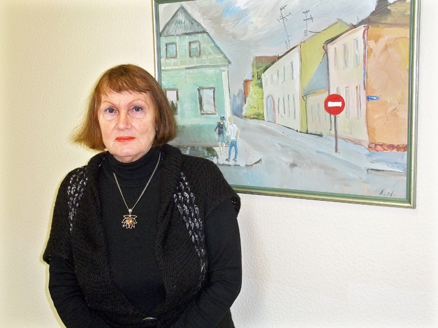 Inta Baltgalve pie Anitas Holmas gleznas, kurā redzama dzejnieces bērnības iela.
Autors: Ruta Keiša