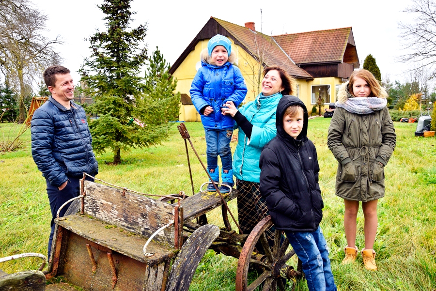 Jāņa Kirkila ģimene «Jēdžūnos». Svētdienas gaisotnei kopā ar vecākiem Jāni un Irinu ļaujas mazais Artūrs, Laura un Rihards.
Autors: Ivars Bogdanovs