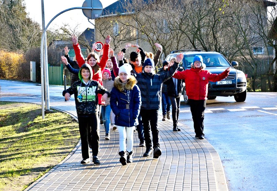Internātpamatskolas 5.c un 6.c klases bērni ar skolotāju Sarmu Zepu labprāt pastaigājas pa atjaunoto ielu, kur ir daudz drošāk un ērtāk arī braukt ar velosipēdu.
Autors: Ivars Bogdanovs
