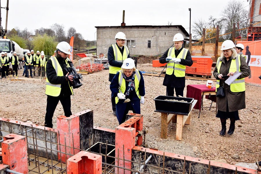 Biruta Grantiņa, Bauskas Bērnu un jaunatnes sporta skolas direktore (priekšplānā), iebetonē kapsulu topošās sporta halles pamatos.
Autors: Ivars Bogdanovs