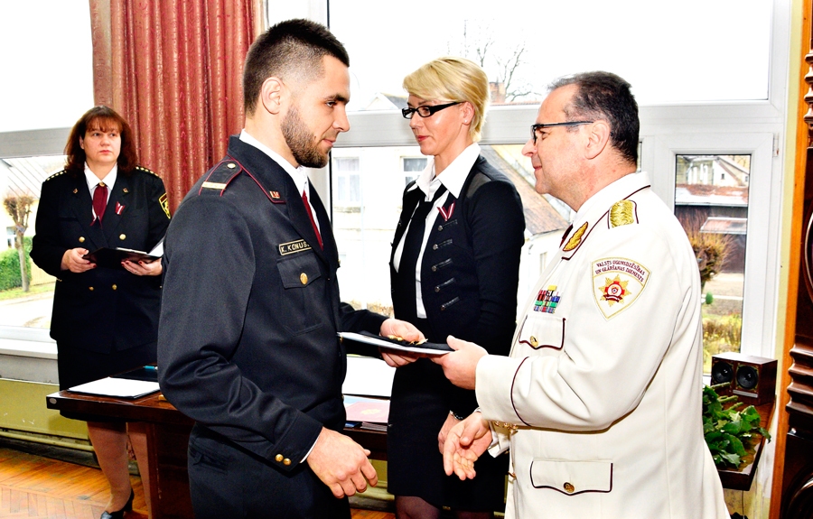 Vecumnieku posteņa komandiera vietniekam Krišjānim Konušam pirms termiņa tiek piešķirta kārtējā speciālā dienesta pakāpe – seržants. Viņu sveic VUGD priekšnieka vietnieks ģenerālis Intars Zitāns.
Autors: Ivars Bogdanovs