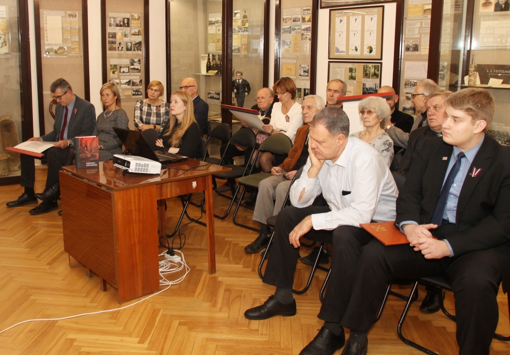 Sanākušie pasākuma laikā aplūkoja Latvijas Pilsoņu kongresa 25 gadu jubilejai veltītu izstādu.
Autors: Uldis Varnevičs