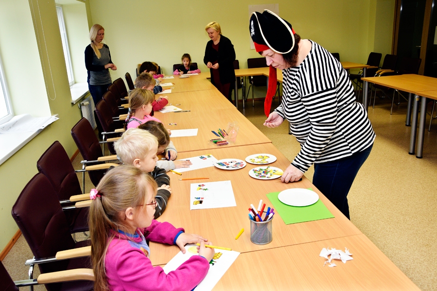 Svitenes bibliotēkas vadītāja Ārija Geidāne (no labās) pirmsskolas grupas audzēkņiem vada zīmēšanas nodarbību «Pirāti».
Autors: Ivars Bogdanovs