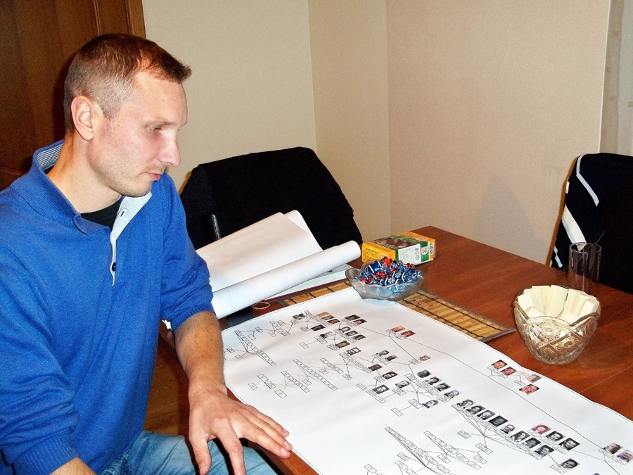 Edgars Punka laiku pa laikam atritina radurakstu rulli un domā: «Šeit noteikti vēl kaut ko var pētīt un izzināt.»
Autors: R. Keiša